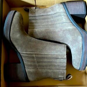 Crown vintage suede boots